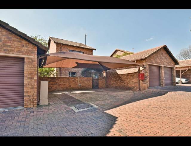 4 BEDROOM TOWNHOUSE FOR SALE IN WELTEVREDEN PARK